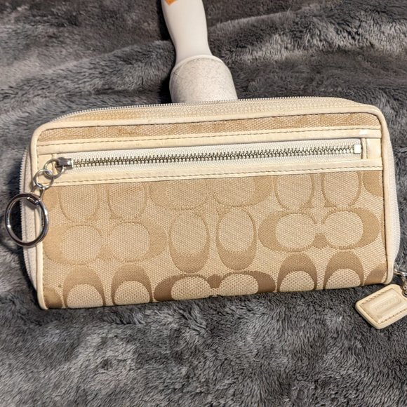 Signature Coach Accordion Wallet - Picture 3 of 8